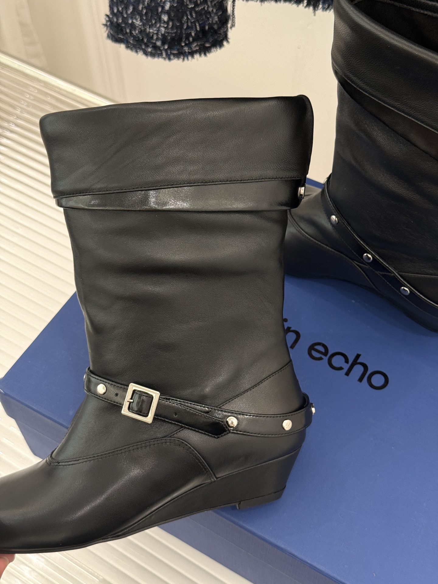 lostinecho26WF新品复古 皮带扣能增高短靴 复古皮带扣藏着巧思 隐形增高悄悄拉长腿线 头层牛皮带着复古肌理 lostinecho26WF新品复古 皮带扣能增高短靴 复古皮带扣藏着巧思 隐形增高悄悄拉长腿线 头层牛皮带着复古肌理