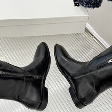 Jil Sander/吉尔桑达极 26WF新品 极简复古侧拉链骑士靴长靴 侧拉链藏着极简巧思 意大利小牛皮软润细腻 弧度 Jil Sander/吉尔桑达极 26WF新品 极简复古侧拉链骑士靴长靴 侧拉链藏着极简巧思 意大利小牛皮软润细腻 弧度