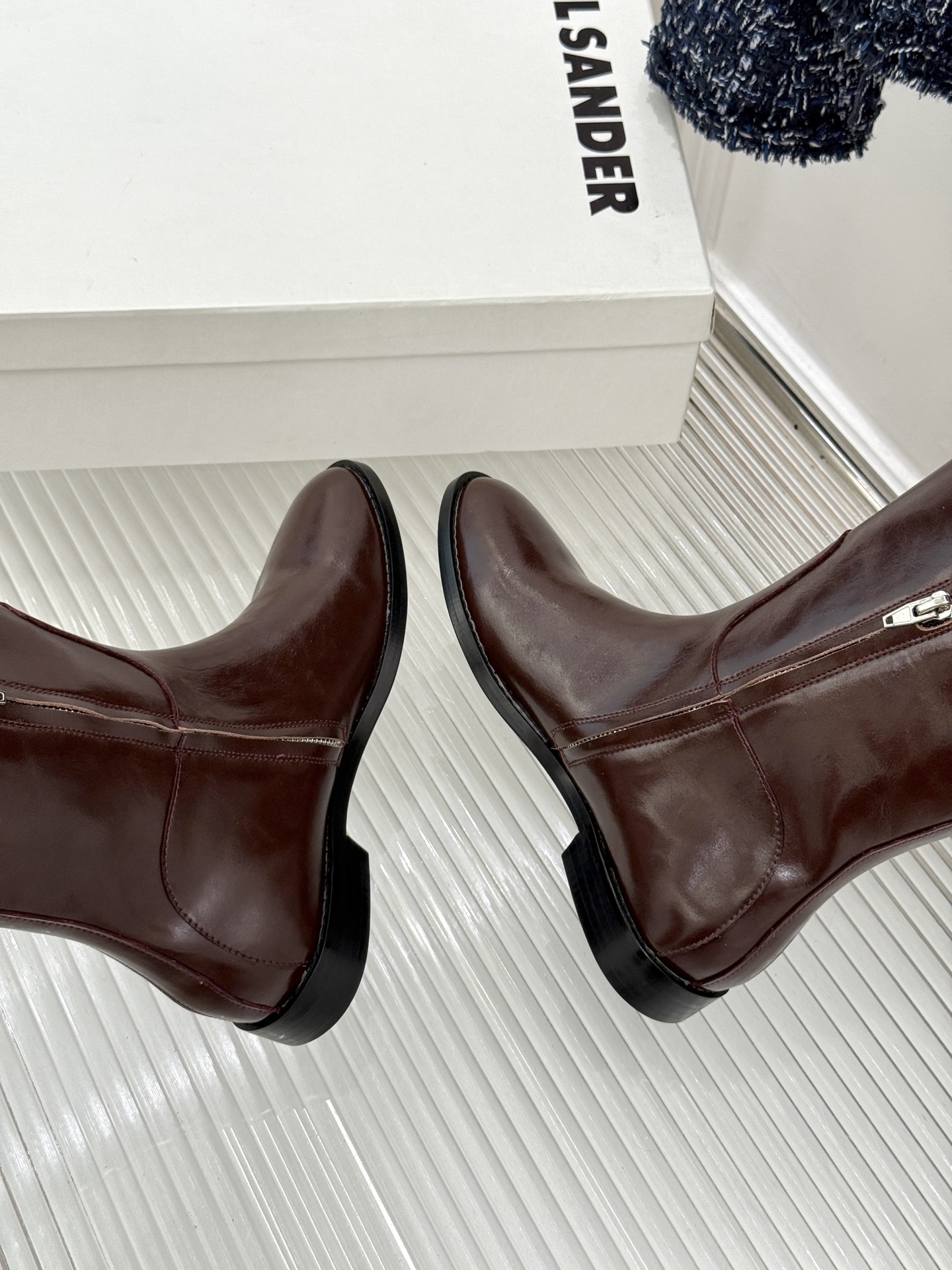 Jil Sander/吉尔桑达极 26WF新品 极简复古侧拉链骑士靴长靴 侧拉链藏着极简巧思 意大利小牛皮软润细腻 弧度 Jil Sander/吉尔桑达极 26WF新品 极简复古侧拉链骑士靴长靴 侧拉链藏着极简巧思 意大利小牛皮软润细腻 弧度