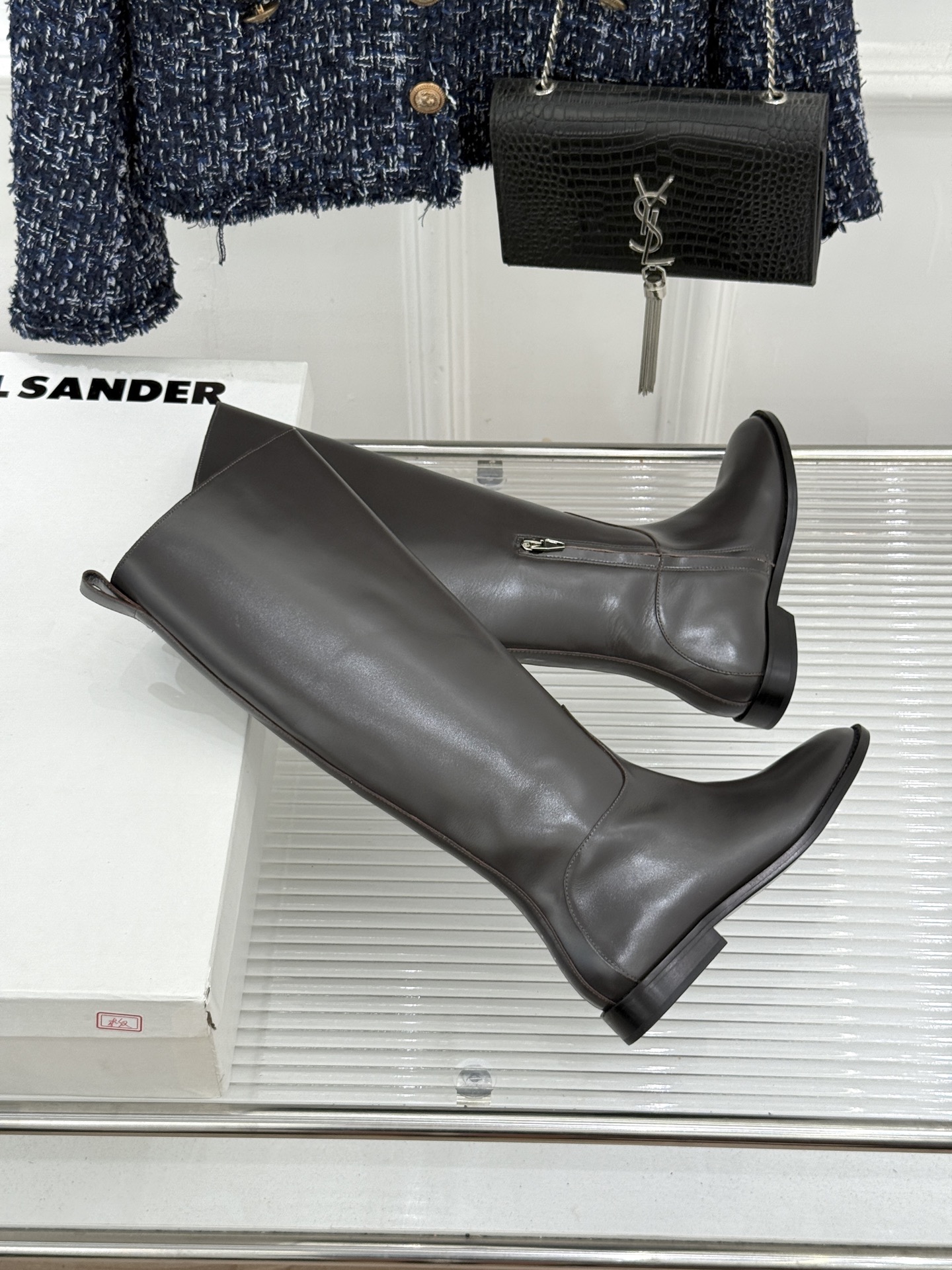Jil Sander/吉尔桑达极 26WF新品 极简复古侧拉链骑士靴长靴 侧拉链藏着极简巧思 意大利小牛皮软润细腻 弧度 Jil Sander/吉尔桑达极 26WF新品 极简复古侧拉链骑士靴长靴 侧拉链藏着极简巧思 意大利小牛皮软润细腻 弧度