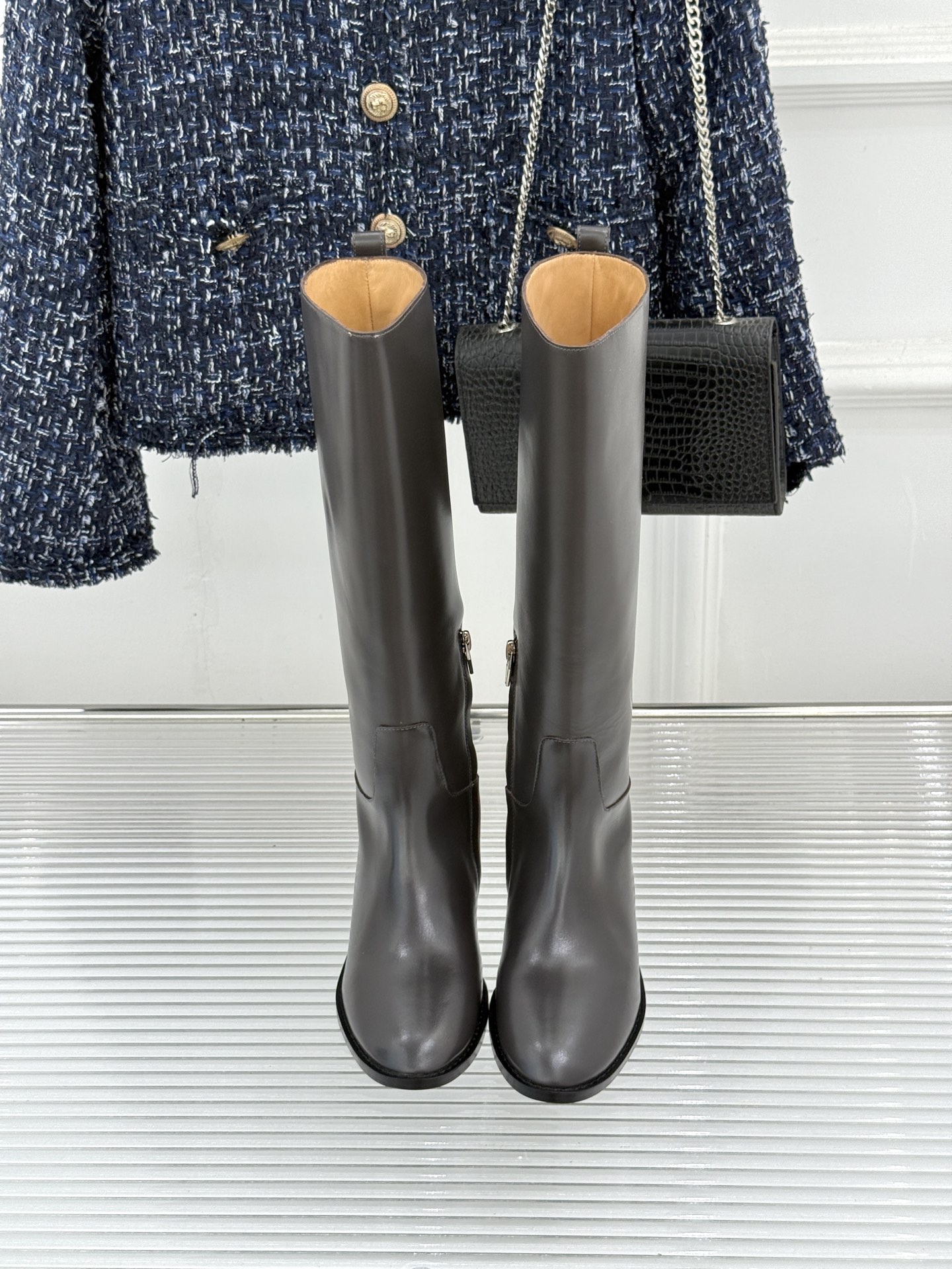 Jil Sander/吉尔桑达极 26WF新品 极简复古侧拉链骑士靴长靴 侧拉链藏着极简巧思 意大利小牛皮软润细腻 弧度 Jil Sander/吉尔桑达极 26WF新品 极简复古侧拉链骑士靴长靴 侧拉链藏着极简巧思 意大利小牛皮软润细腻 弧度