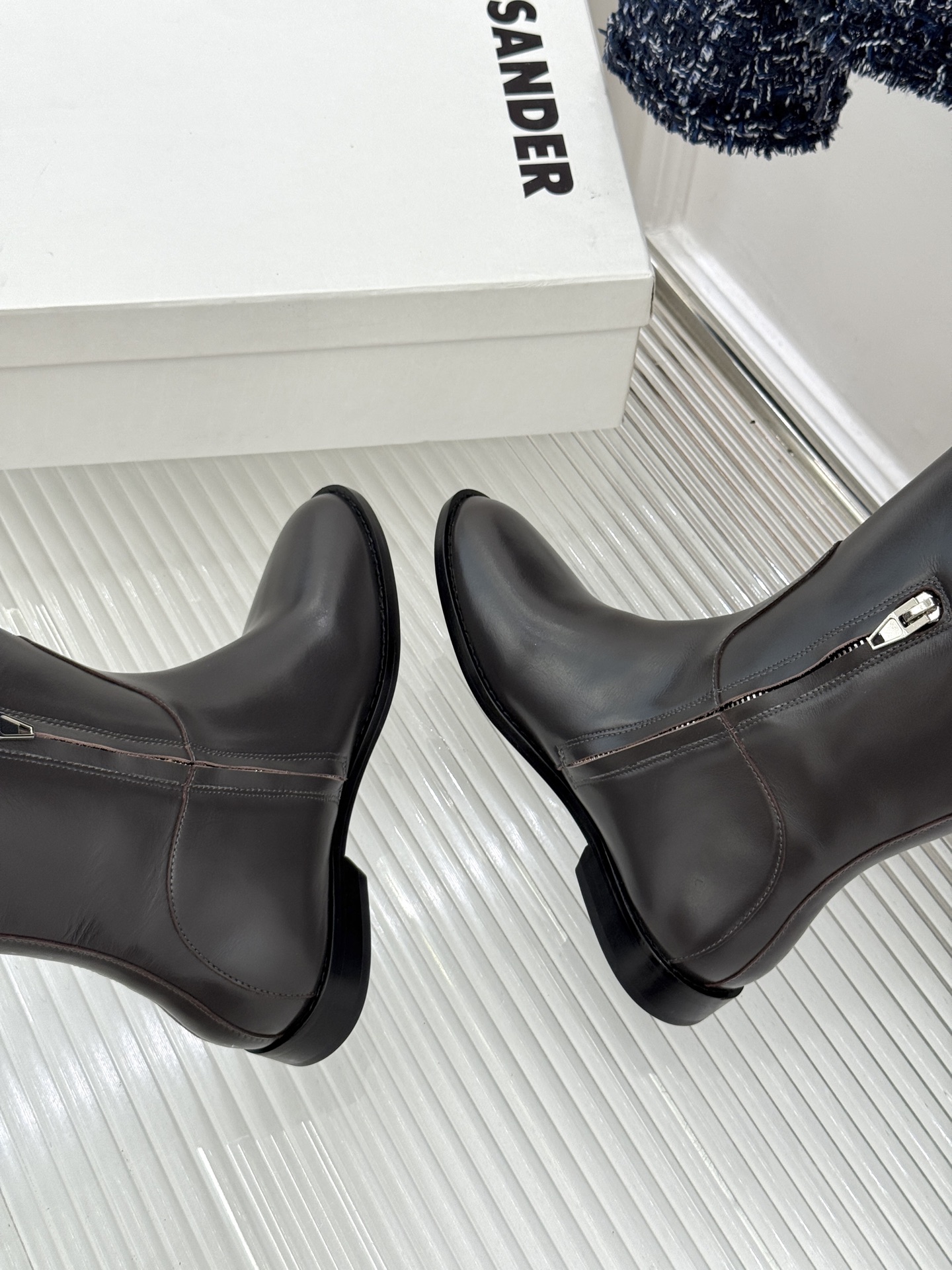 Jil Sander/吉尔桑达极 26WF新品 极简复古侧拉链骑士靴长靴 侧拉链藏着极简巧思 意大利小牛皮软润细腻 弧度 Jil Sander/吉尔桑达极 26WF新品 极简复古侧拉链骑士靴长靴 侧拉链藏着极简巧思 意大利小牛皮软润细腻 弧度
