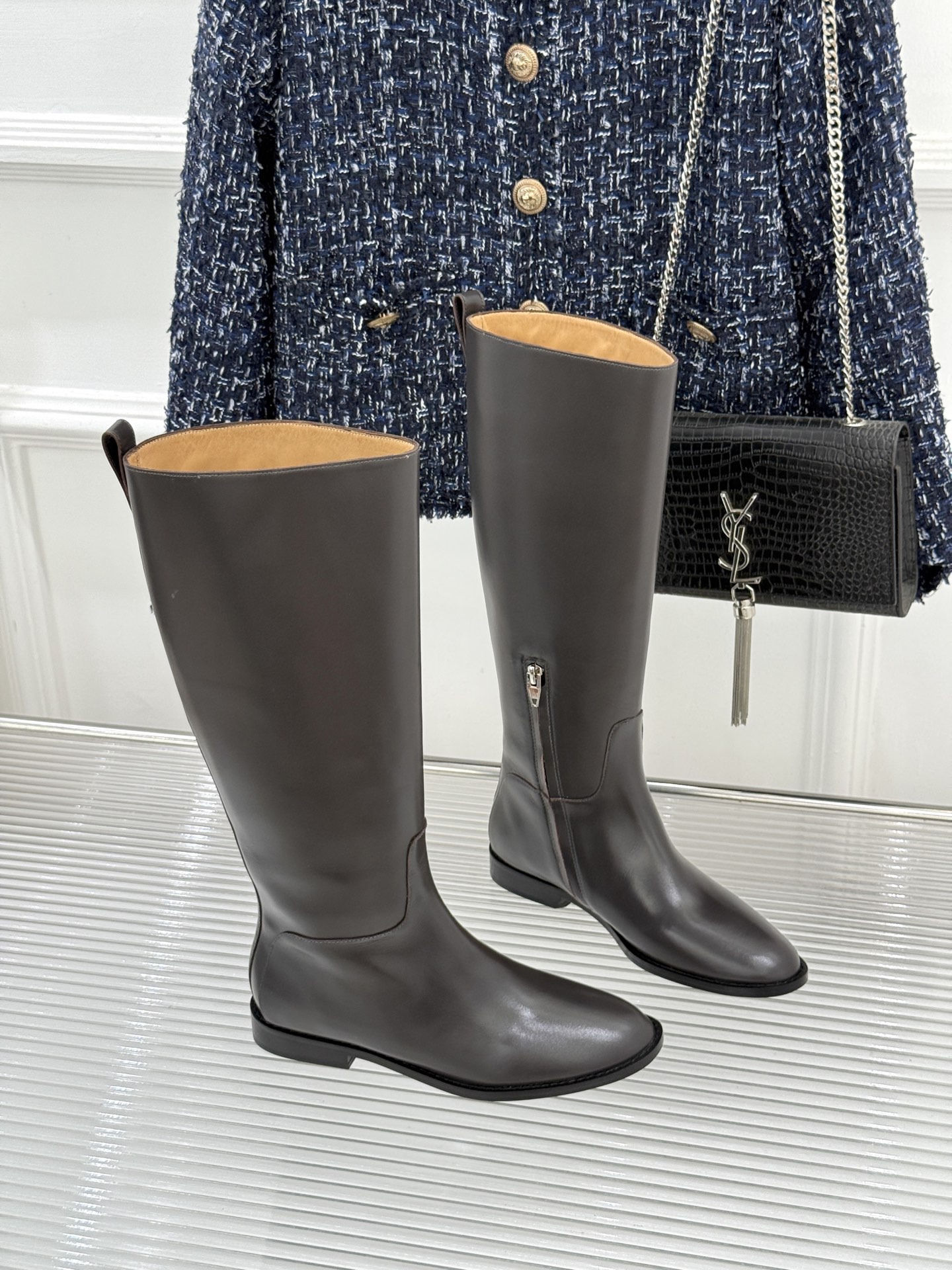 Jil Sander/吉尔桑达极 26WF新品 极简复古侧拉链骑士靴长靴 侧拉链藏着极简巧思 意大利小牛皮软润细腻 弧度 Jil Sander/吉尔桑达极 26WF新品 极简复古侧拉链骑士靴长靴 侧拉链藏着极简巧思 意大利小牛皮软润细腻 弧度