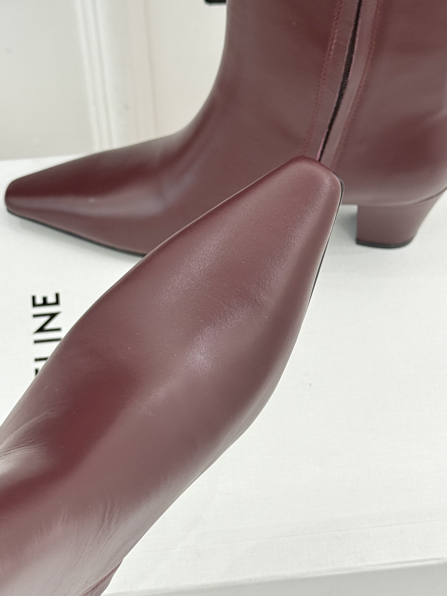 Celine /塞琳26WF新品凯旋门 复古侧拉链小方头粗跟短靴 经典凯旋门标识点睛 小方头自带复古韵味 侧拉链穿脱便捷