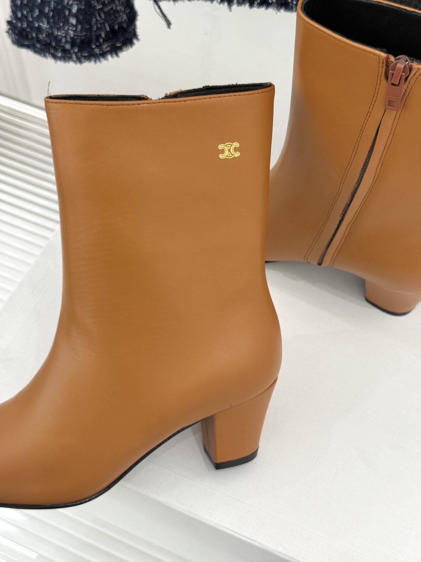 Celine /塞琳26WF新品凯旋门 复古侧拉链小方头粗跟短靴 经典凯旋门标识点睛 小方头自带复古韵味 侧拉链穿脱便捷 Celine /塞琳26WF新品凯旋门 复古侧拉链小方头粗跟短靴 经典凯旋门标识点睛 小方头自带复古韵味 侧拉链穿脱便捷