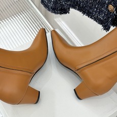 Celine /塞琳26WF新品凯旋门 复古侧拉链小方头粗跟短靴 经典凯旋门标识点睛 小方头自带复古韵味 侧拉链穿脱便捷 Celine /塞琳26WF新品凯旋门 复古侧拉链小方头粗跟短靴 经典凯旋门标识点睛 小方头自带复古韵味 侧拉链穿脱便捷