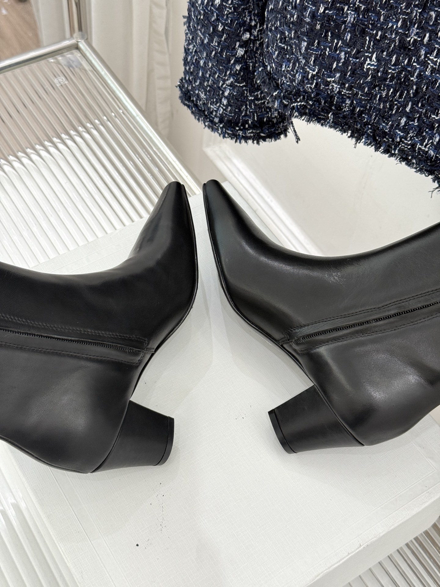 Celine /塞琳26WF新品凯旋门 复古侧拉链小方头粗跟短靴 经典凯旋门标识点睛 小方头自带复古韵味 侧拉链穿脱便捷 Celine /塞琳26WF新品凯旋门 复古侧拉链小方头粗跟短靴 经典凯旋门标识点睛 小方头自带复古韵味 侧拉链穿脱便捷