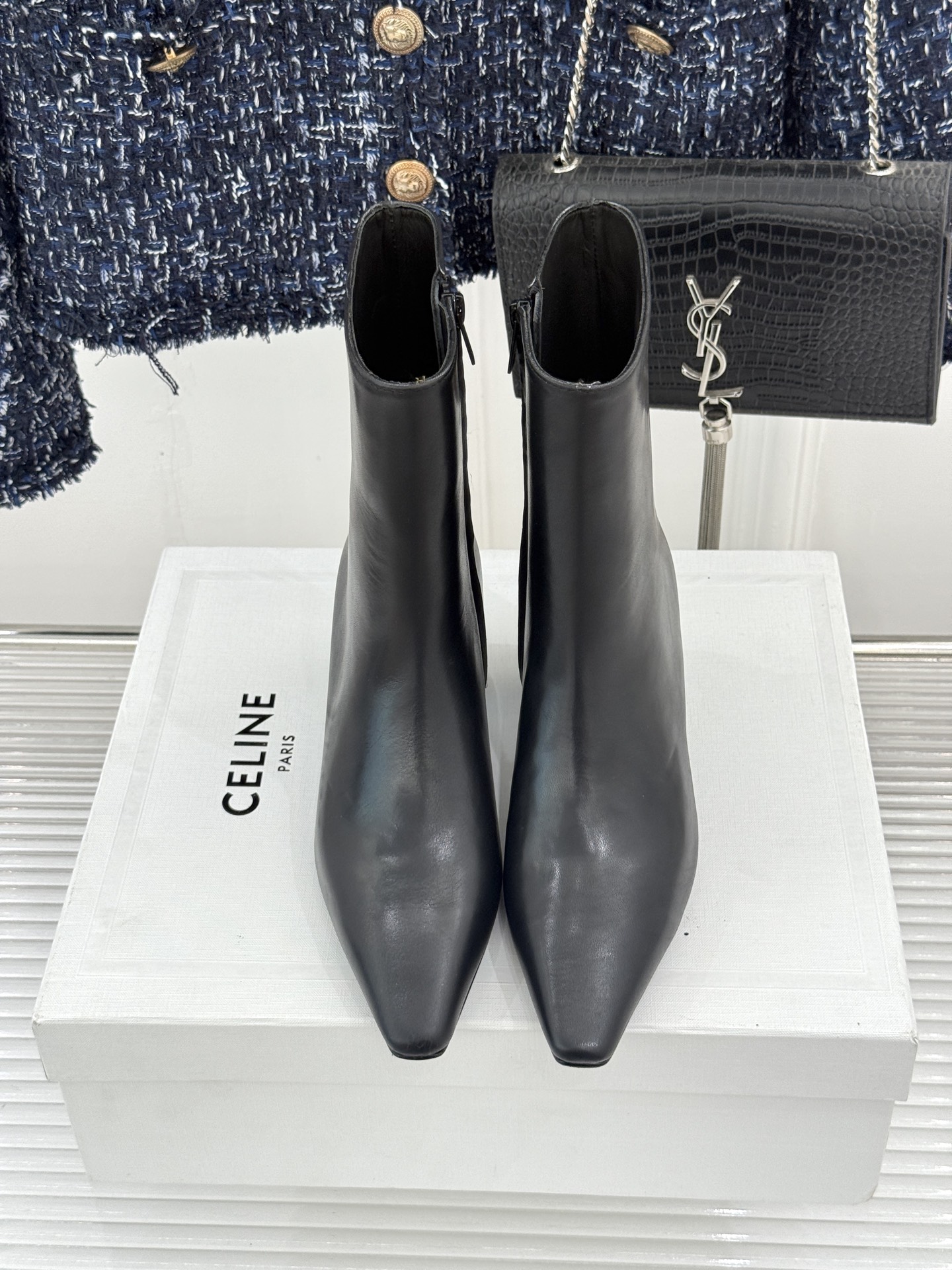 Celine /塞琳26WF新品凯旋门 复古侧拉链小方头粗跟短靴 经典凯旋门标识点睛 小方头自带复古韵味 侧拉链穿脱便捷 Celine /塞琳26WF新品凯旋门 复古侧拉链小方头粗跟短靴 经典凯旋门标识点睛 小方头自带复古韵味 侧拉链穿脱便捷