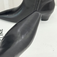 Celine /塞琳26WF新品凯旋门 复古侧拉链小方头粗跟短靴 经典凯旋门标识点睛 小方头自带复古韵味 侧拉链穿脱便捷 Celine /塞琳26WF新品凯旋门 复古侧拉链小方头粗跟短靴 经典凯旋门标识点睛 小方头自带复古韵味 侧拉链穿脱便捷