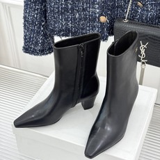 Celine /塞琳26WF新品凯旋门 复古侧拉链小方头粗跟短靴 经典凯旋门标识点睛 小方头自带复古韵味 侧拉链穿脱便捷 Celine /塞琳26WF新品凯旋门 复古侧拉链小方头粗跟短靴 经典凯旋门标识点睛 小方头自带复古韵味 侧拉链穿脱便捷