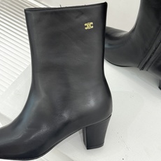 Celine /塞琳26WF新品凯旋门 复古侧拉链小方头粗跟短靴 经典凯旋门标识点睛 小方头自带复古韵味 侧拉链穿脱便捷 Celine /塞琳26WF新品凯旋门 复古侧拉链小方头粗跟短靴 经典凯旋门标识点睛 小方头自带复古韵味 侧拉链穿脱便捷