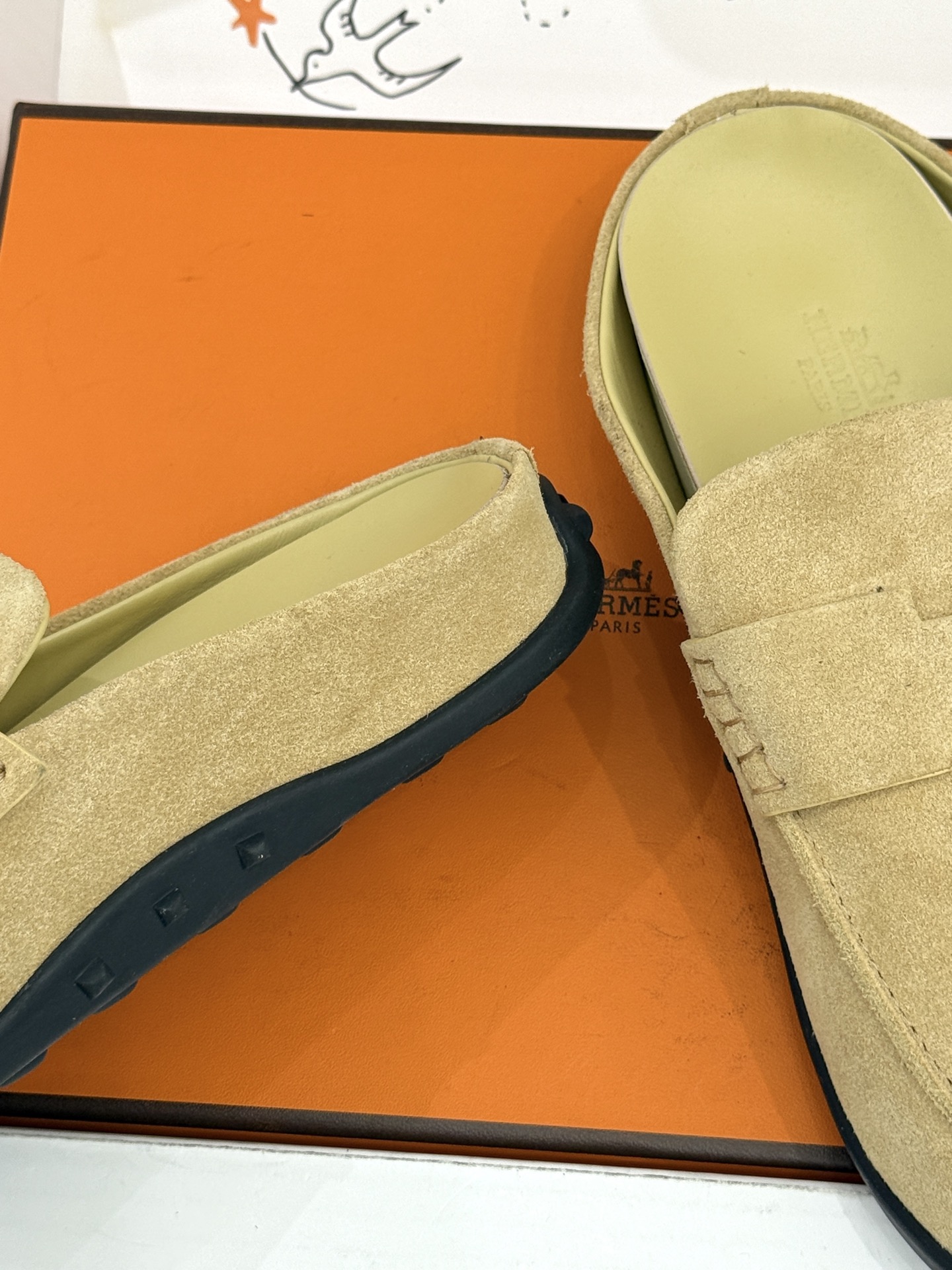 （配原版飞机盒） Hermès/爱马仕25WF新品 包头H半拖鞋勃肯鞋乐福鞋 厚底勃肯版型重塑经典。 麂皮小牛皮质感细腻