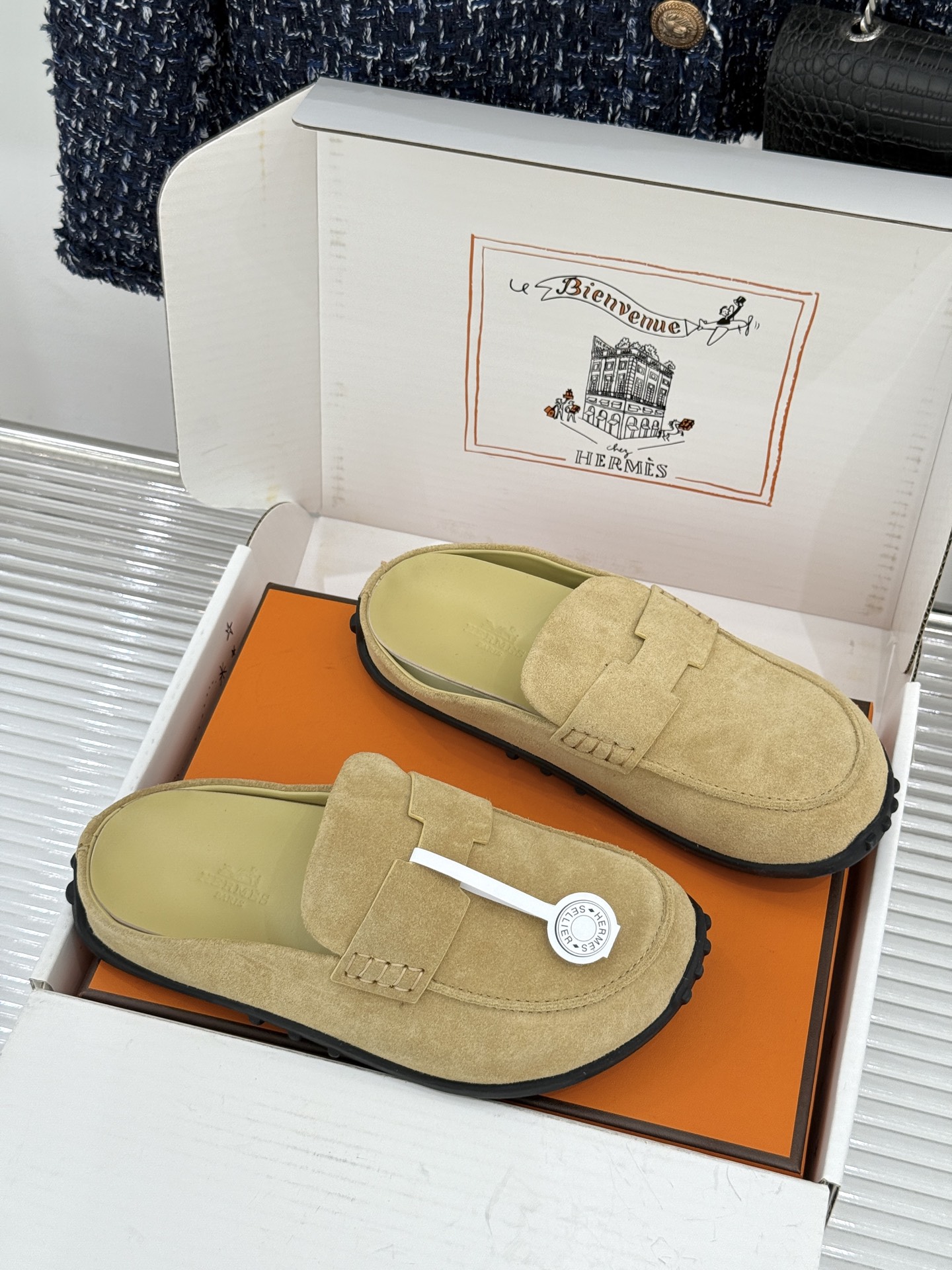 （配原版飞机盒） Hermès/爱马仕25WF新品 包头H半拖鞋勃肯鞋乐福鞋 厚底勃肯版型重塑经典。 麂皮小牛皮质感细腻