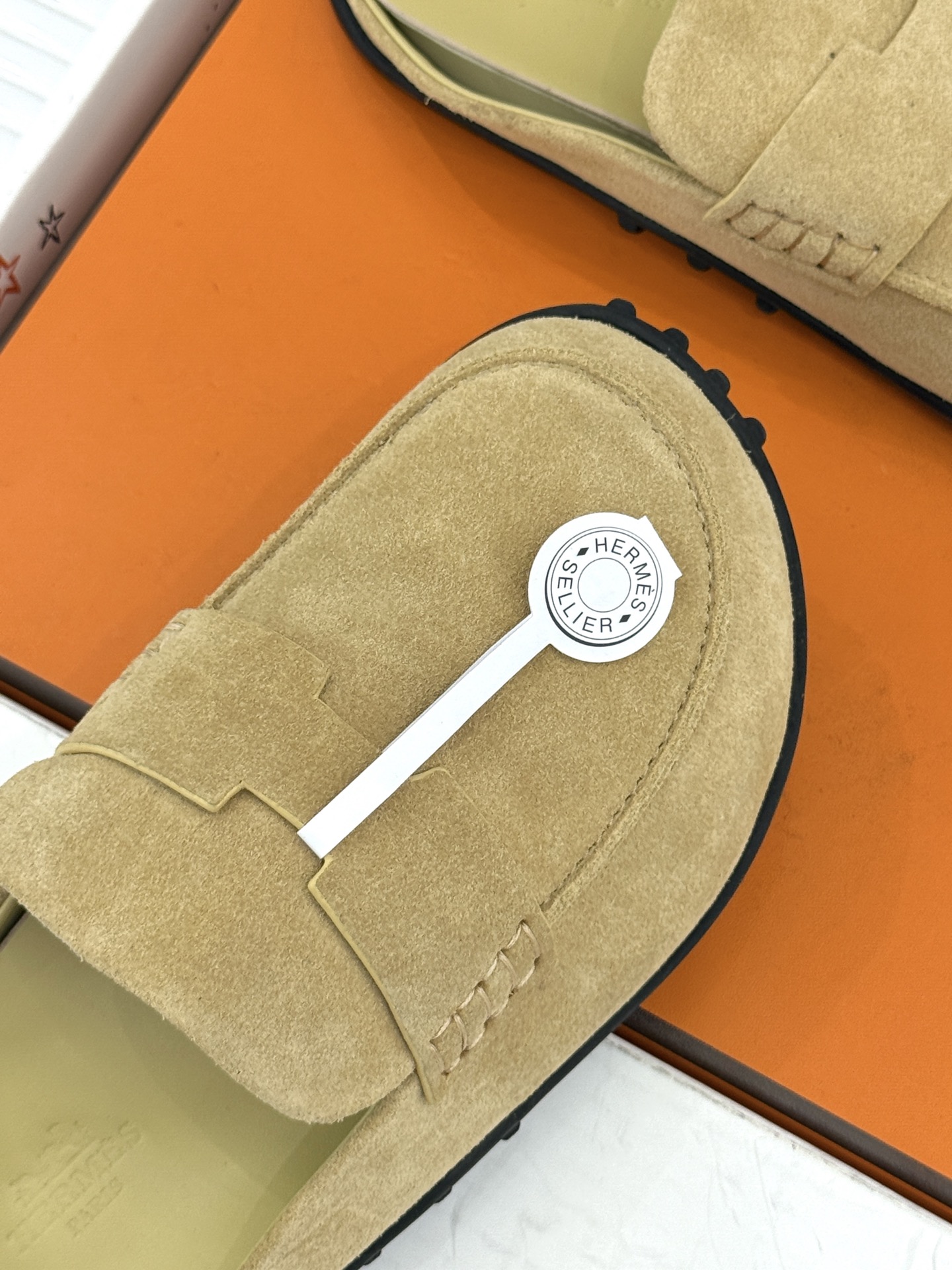 （配原版飞机盒） Hermès/爱马仕25WF新品 包头H半拖鞋勃肯鞋乐福鞋 厚底勃肯版型重塑经典。 麂皮小牛皮质感细腻