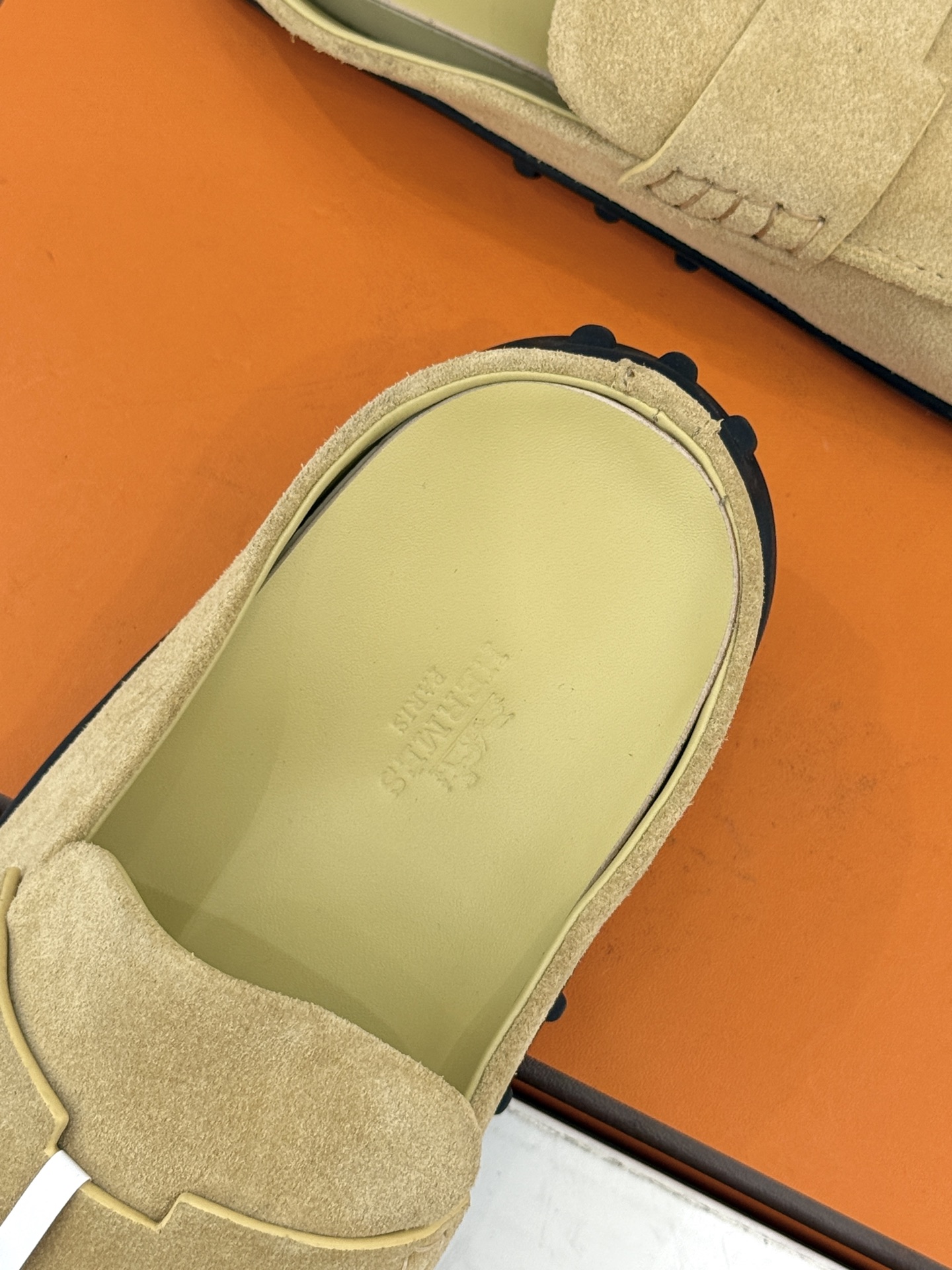 （配原版飞机盒） Hermès/爱马仕25WF新品 包头H半拖鞋勃肯鞋乐福鞋 厚底勃肯版型重塑经典。 麂皮小牛皮质感细腻