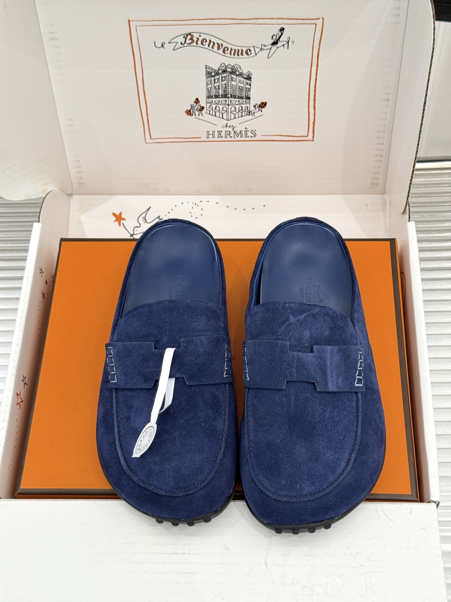(配原版飞机盒) Hermès/爱马仕25WF新品 包头H半拖鞋勃肯鞋乐福鞋 厚底勃肯版型重塑经典。 麂皮小牛皮质感细腻 (配原版飞机盒) Hermès/爱马仕25WF新品 包头H半拖鞋勃肯鞋乐福鞋 厚底勃肯版型重塑经典。 麂皮小牛皮质感细腻