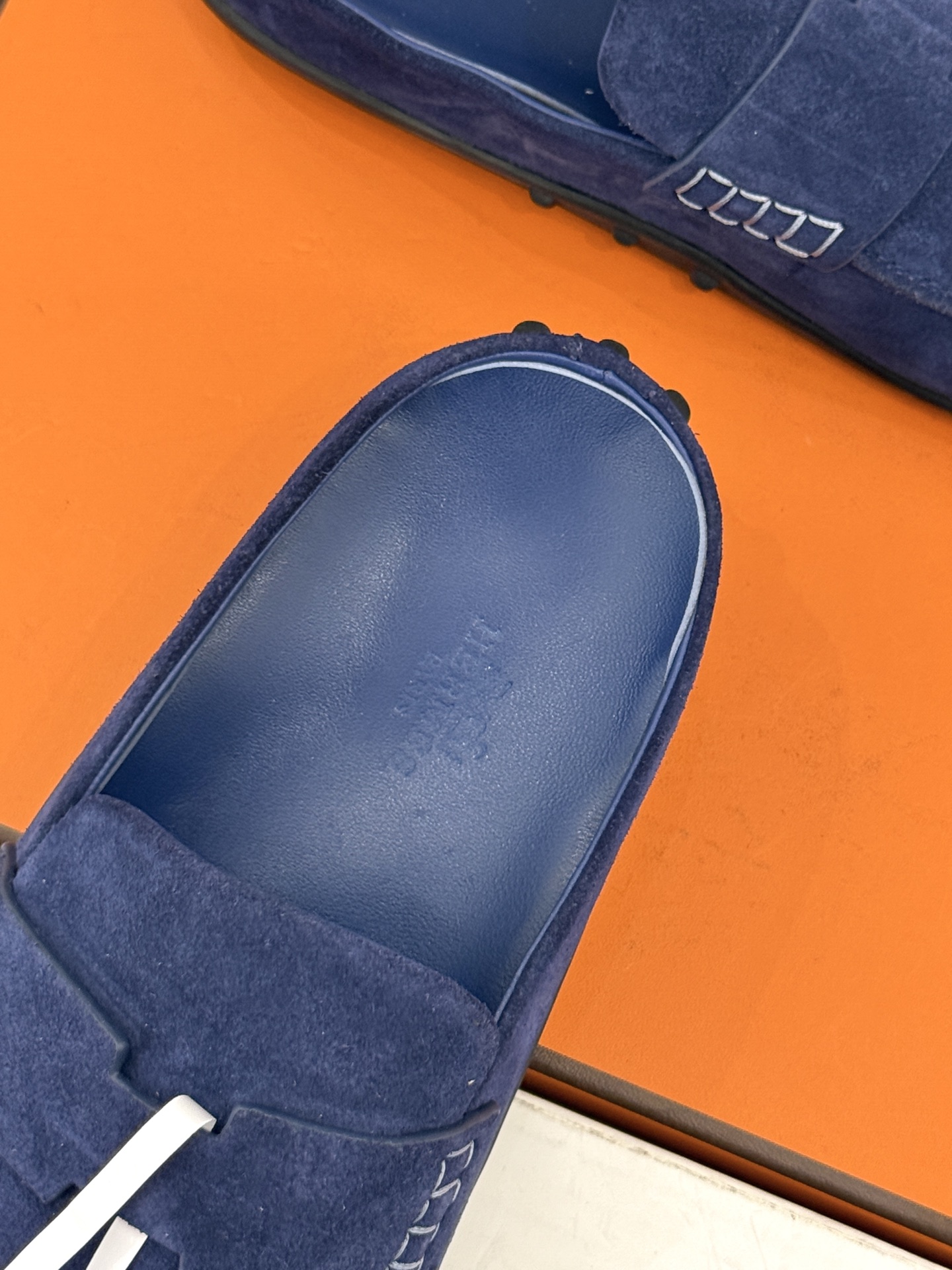 (配原版飞机盒) Hermès/爱马仕25WF新品 包头H半拖鞋勃肯鞋乐福鞋 厚底勃肯版型重塑经典。 麂皮小牛皮质感细腻 (配原版飞机盒) Hermès/爱马仕25WF新品 包头H半拖鞋勃肯鞋乐福鞋 厚底勃肯版型重塑经典。 麂皮小牛皮质感细腻
