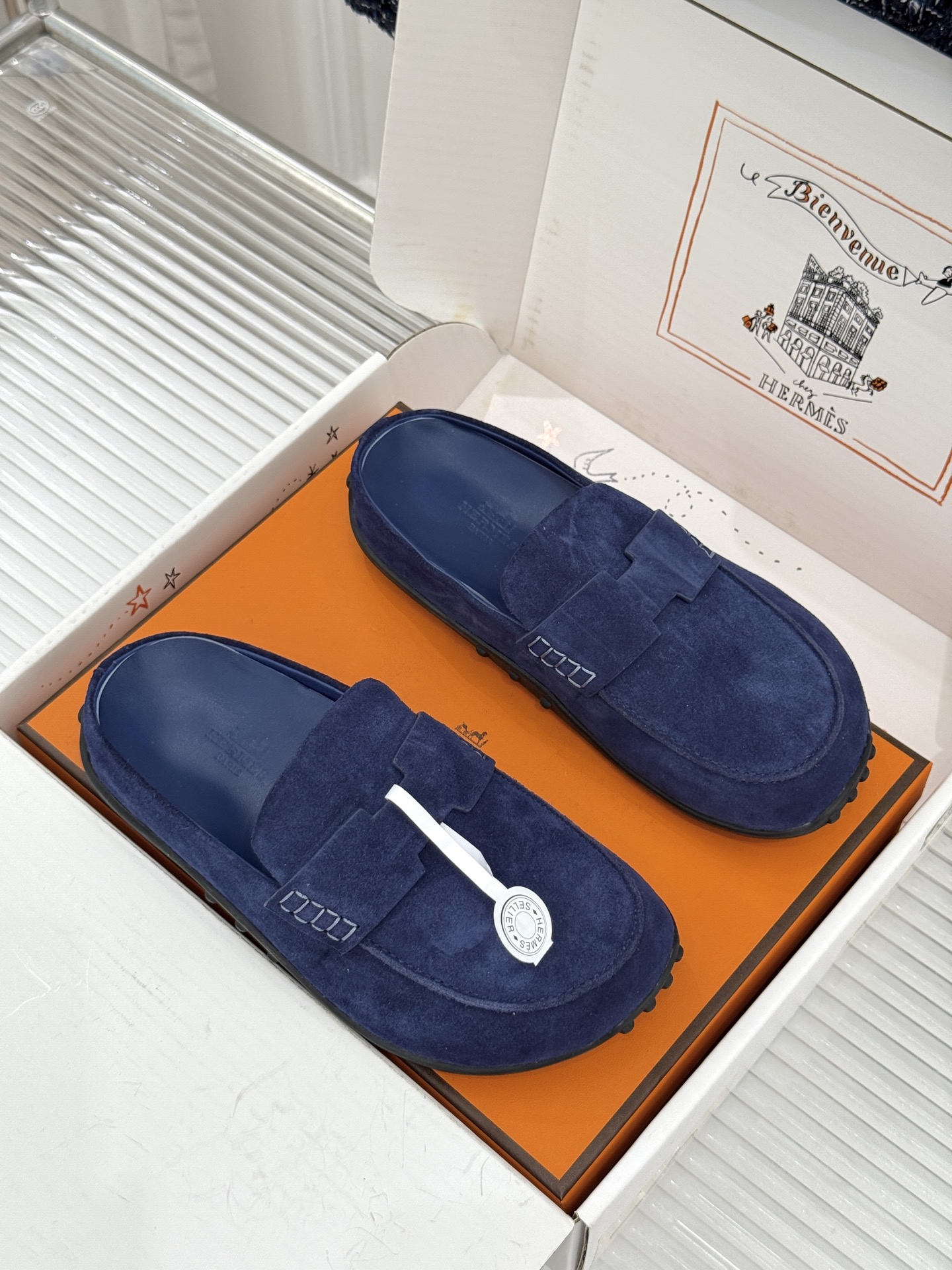 (配原版飞机盒) Hermès/爱马仕25WF新品 包头H半拖鞋勃肯鞋乐福鞋 厚底勃肯版型重塑经典。 麂皮小牛皮质感细腻 (配原版飞机盒) Hermès/爱马仕25WF新品 包头H半拖鞋勃肯鞋乐福鞋 厚底勃肯版型重塑经典。 麂皮小牛皮质感细腻