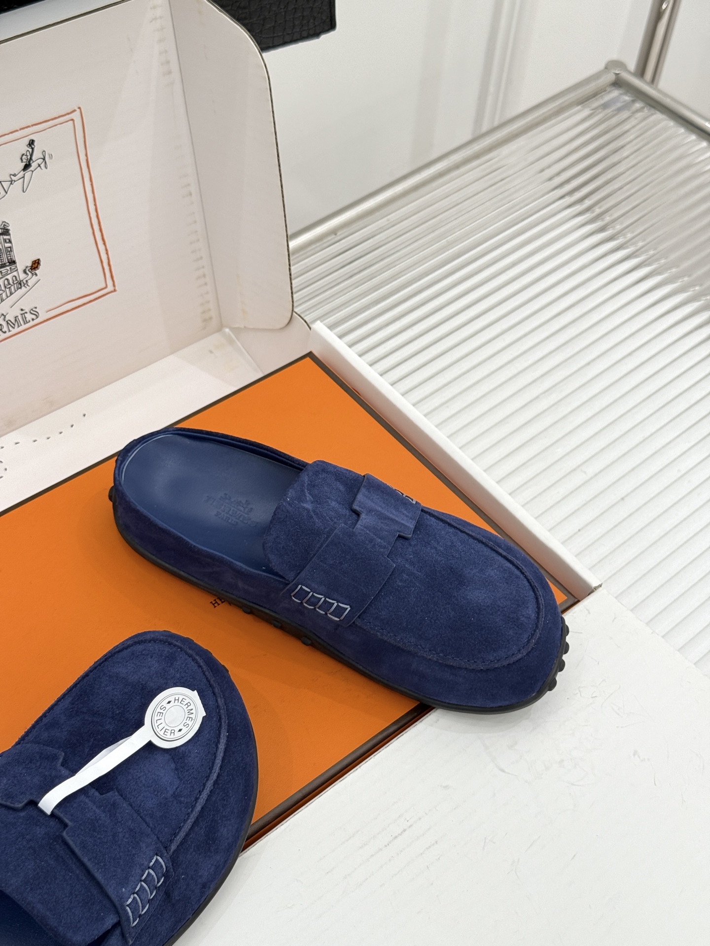 (配原版飞机盒) Hermès/爱马仕25WF新品 包头H半拖鞋勃肯鞋乐福鞋 厚底勃肯版型重塑经典。 麂皮小牛皮质感细腻 (配原版飞机盒) Hermès/爱马仕25WF新品 包头H半拖鞋勃肯鞋乐福鞋 厚底勃肯版型重塑经典。 麂皮小牛皮质感细腻