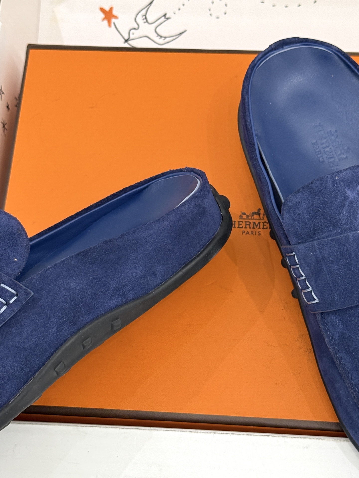 (配原版飞机盒) Hermès/爱马仕25WF新品 包头H半拖鞋勃肯鞋乐福鞋 厚底勃肯版型重塑经典。 麂皮小牛皮质感细腻 (配原版飞机盒) Hermès/爱马仕25WF新品 包头H半拖鞋勃肯鞋乐福鞋 厚底勃肯版型重塑经典。 麂皮小牛皮质感细腻
