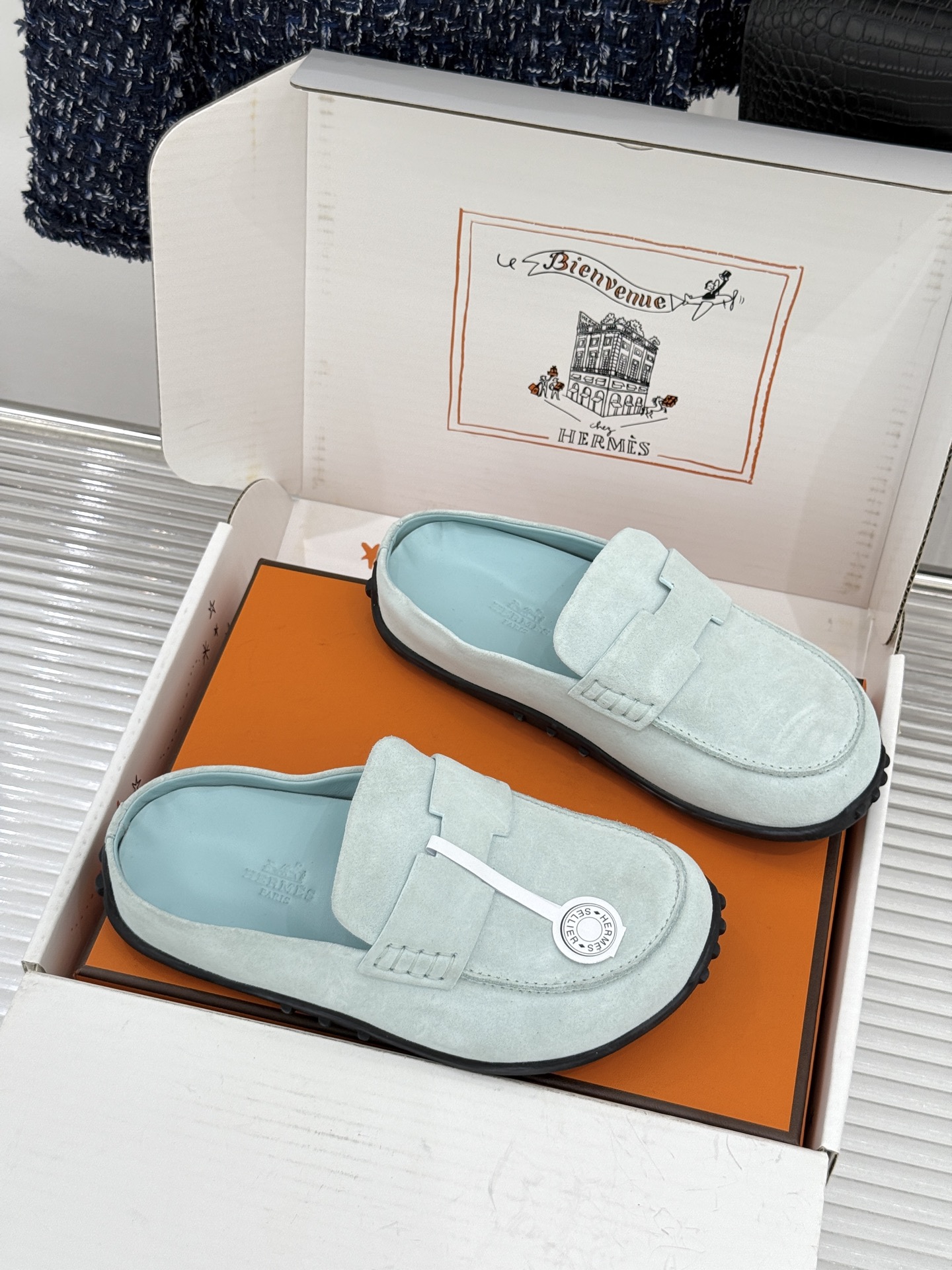 (配原版飞机盒) Hermès/爱马仕25WF新品 包头H半拖鞋勃肯鞋乐福鞋 厚底勃肯版型重塑经典。 麂皮小牛皮质感细腻 (配原版飞机盒) Hermès/爱马仕25WF新品 包头H半拖鞋勃肯鞋乐福鞋 厚底勃肯版型重塑经典。 麂皮小牛皮质感细腻
