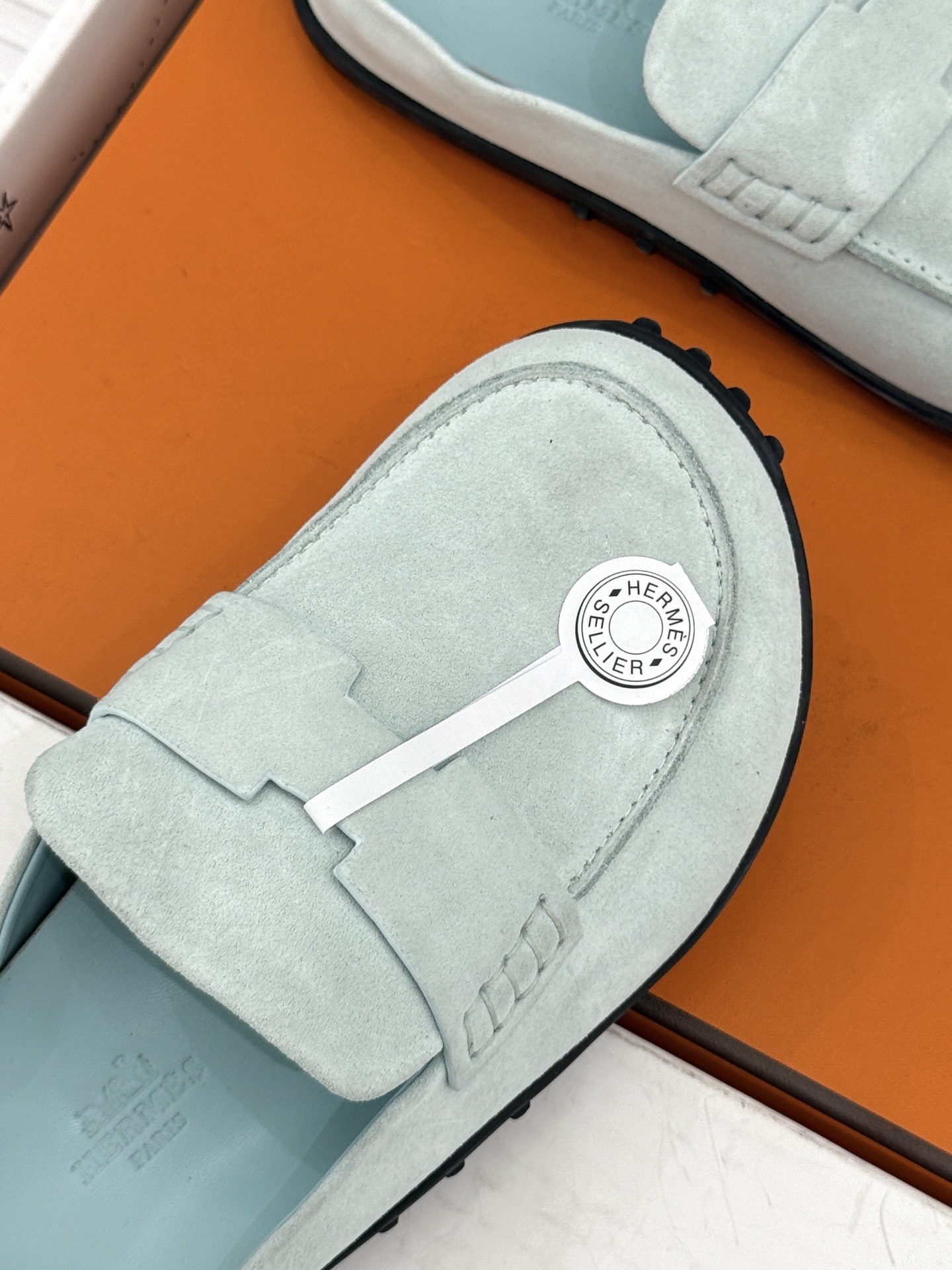 (配原版飞机盒) Hermès/爱马仕25WF新品 包头H半拖鞋勃肯鞋乐福鞋 厚底勃肯版型重塑经典。 麂皮小牛皮质感细腻 (配原版飞机盒) Hermès/爱马仕25WF新品 包头H半拖鞋勃肯鞋乐福鞋 厚底勃肯版型重塑经典。 麂皮小牛皮质感细腻