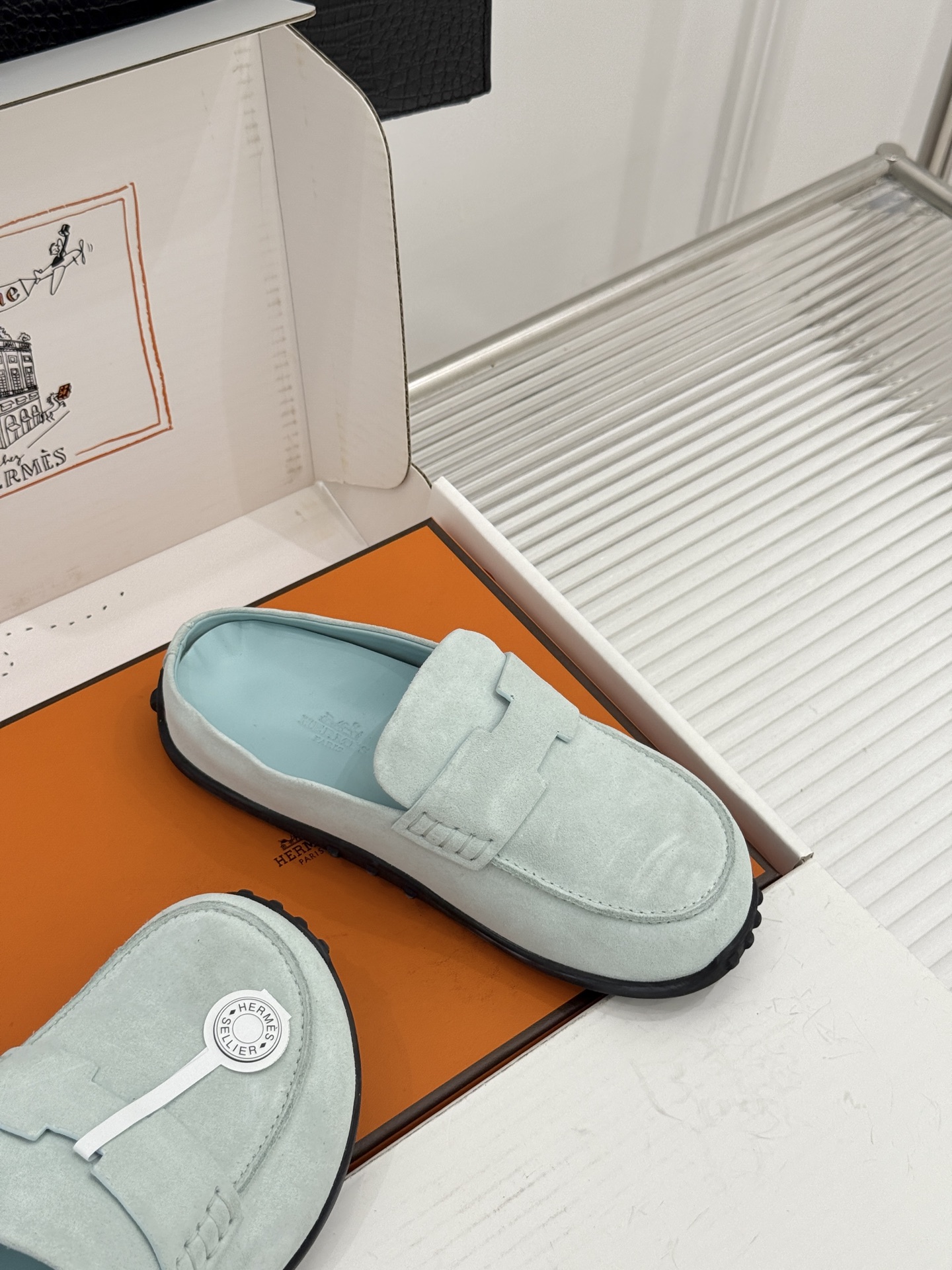 (配原版飞机盒) Hermès/爱马仕25WF新品 包头H半拖鞋勃肯鞋乐福鞋 厚底勃肯版型重塑经典。 麂皮小牛皮质感细腻 (配原版飞机盒) Hermès/爱马仕25WF新品 包头H半拖鞋勃肯鞋乐福鞋 厚底勃肯版型重塑经典。 麂皮小牛皮质感细腻