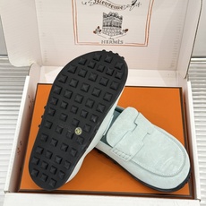 (配原版飞机盒) Hermès/爱马仕25WF新品 包头H半拖鞋勃肯鞋乐福鞋 厚底勃肯版型重塑经典。 麂皮小牛皮质感细腻 (配原版飞机盒) Hermès/爱马仕25WF新品 包头H半拖鞋勃肯鞋乐福鞋 厚底勃肯版型重塑经典。 麂皮小牛皮质感细腻
