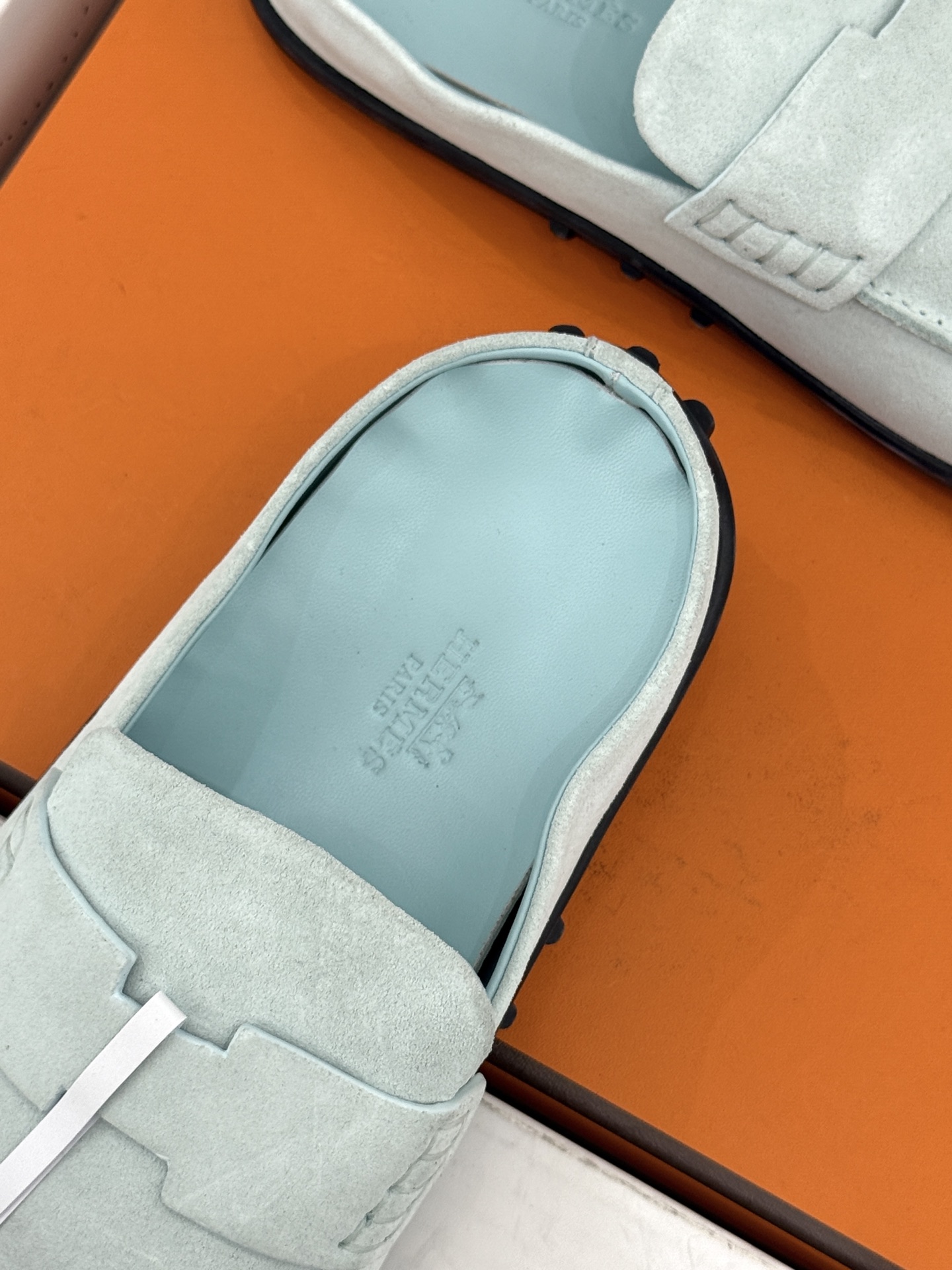 (配原版飞机盒) Hermès/爱马仕25WF新品 包头H半拖鞋勃肯鞋乐福鞋 厚底勃肯版型重塑经典。 麂皮小牛皮质感细腻 (配原版飞机盒) Hermès/爱马仕25WF新品 包头H半拖鞋勃肯鞋乐福鞋 厚底勃肯版型重塑经典。 麂皮小牛皮质感细腻