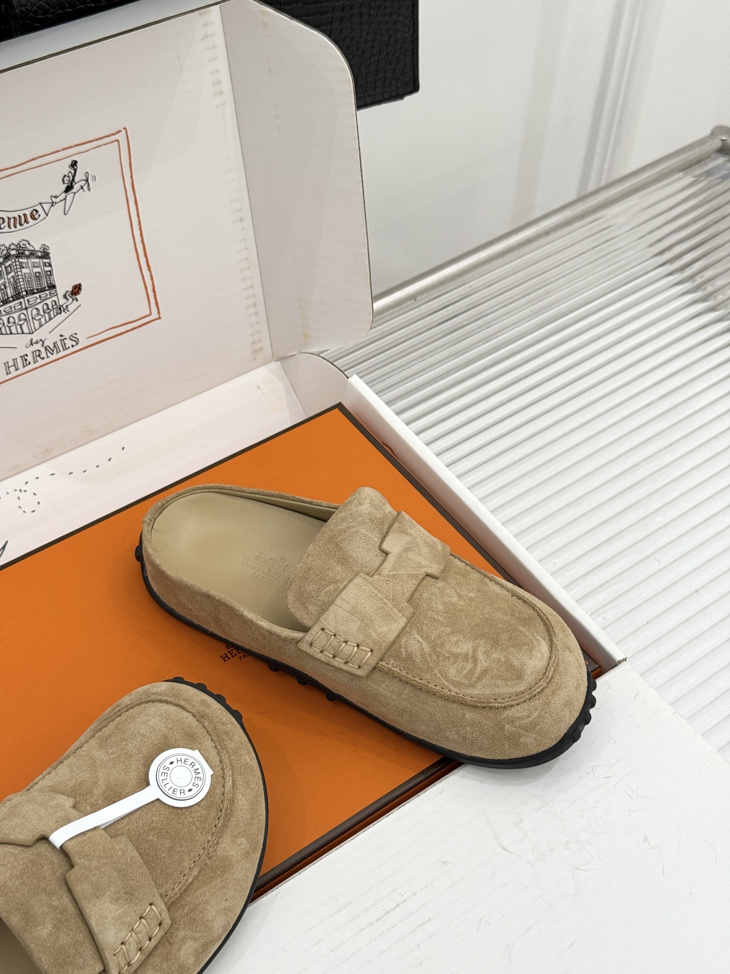 （配原版飞机盒） Hermès/爱马仕25WF新品 包头H半拖鞋勃肯鞋乐福鞋 厚底勃肯版型重塑经典。 麂皮小牛皮质感细腻