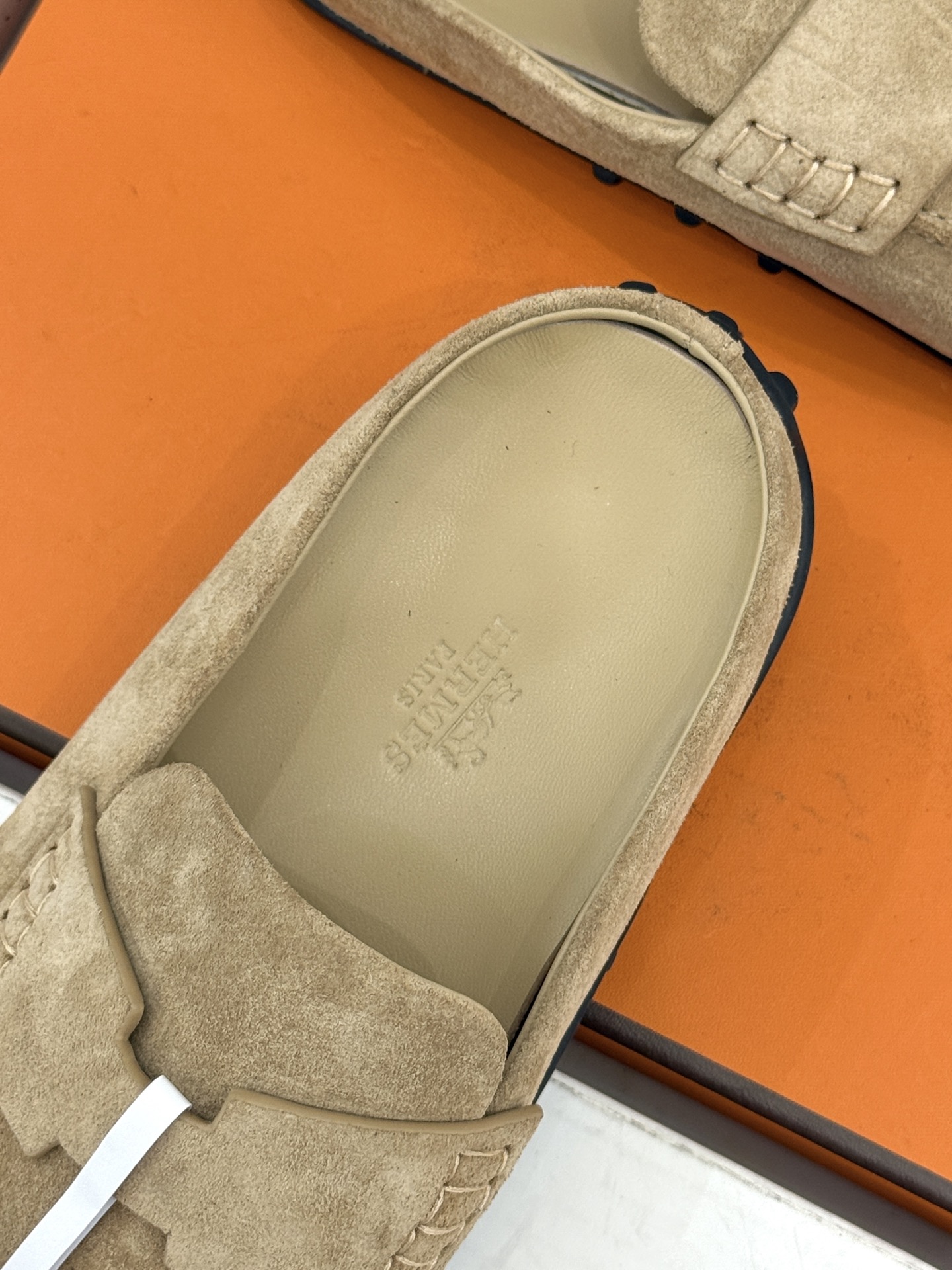 （配原版飞机盒） Hermès/爱马仕25WF新品 包头H半拖鞋勃肯鞋乐福鞋 厚底勃肯版型重塑经典。 麂皮小牛皮质感细腻