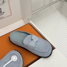 (配原版飞机盒) Hermès/爱马仕25WF新品 包头H半拖鞋勃肯鞋乐福鞋 厚底勃肯版型重塑经典。 麂皮小牛皮质感细腻 (配原版飞机盒) Hermès/爱马仕25WF新品 包头H半拖鞋勃肯鞋乐福鞋 厚底勃肯版型重塑经典。 麂皮小牛皮质感细腻