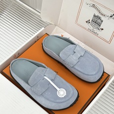 (配原版飞机盒) Hermès/爱马仕25WF新品 包头H半拖鞋勃肯鞋乐福鞋 厚底勃肯版型重塑经典。 麂皮小牛皮质感细腻 (配原版飞机盒) Hermès/爱马仕25WF新品 包头H半拖鞋勃肯鞋乐福鞋 厚底勃肯版型重塑经典。 麂皮小牛皮质感细腻