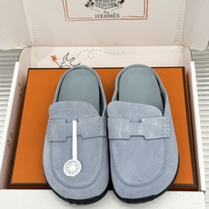 (配原版飞机盒) Hermès/爱马仕25WF新品 包头H半拖鞋勃肯鞋乐福鞋 厚底勃肯版型重塑经典。 麂皮小牛皮质感细腻 (配原版飞机盒) Hermès/爱马仕25WF新品 包头H半拖鞋勃肯鞋乐福鞋 厚底勃肯版型重塑经典。 麂皮小牛皮质感细腻