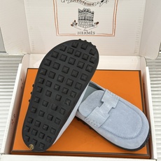 (配原版飞机盒) Hermès/爱马仕25WF新品 包头H半拖鞋勃肯鞋乐福鞋 厚底勃肯版型重塑经典。 麂皮小牛皮质感细腻 (配原版飞机盒) Hermès/爱马仕25WF新品 包头H半拖鞋勃肯鞋乐福鞋 厚底勃肯版型重塑经典。 麂皮小牛皮质感细腻