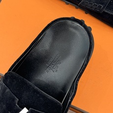(配原版飞机盒) Hermès/爱马仕25WF新品 包头H半拖鞋勃肯鞋乐福鞋 厚底勃肯版型重塑经典。 麂皮小牛皮质感细腻 (配原版飞机盒) Hermès/爱马仕25WF新品 包头H半拖鞋勃肯鞋乐福鞋 厚底勃肯版型重塑经典。 麂皮小牛皮质感细腻