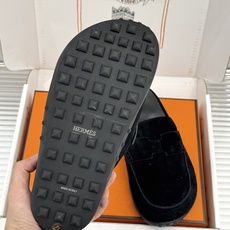 (配原版飞机盒) Hermès/爱马仕25WF新品 包头H半拖鞋勃肯鞋乐福鞋 厚底勃肯版型重塑经典。 麂皮小牛皮质感细腻 (配原版飞机盒) Hermès/爱马仕25WF新品 包头H半拖鞋勃肯鞋乐福鞋 厚底勃肯版型重塑经典。 麂皮小牛皮质感细腻