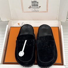 (配原版飞机盒) Hermès/爱马仕25WF新品 包头H半拖鞋勃肯鞋乐福鞋 厚底勃肯版型重塑经典。 麂皮小牛皮质感细腻 (配原版飞机盒) Hermès/爱马仕25WF新品 包头H半拖鞋勃肯鞋乐福鞋 厚底勃肯版型重塑经典。 麂皮小牛皮质感细腻