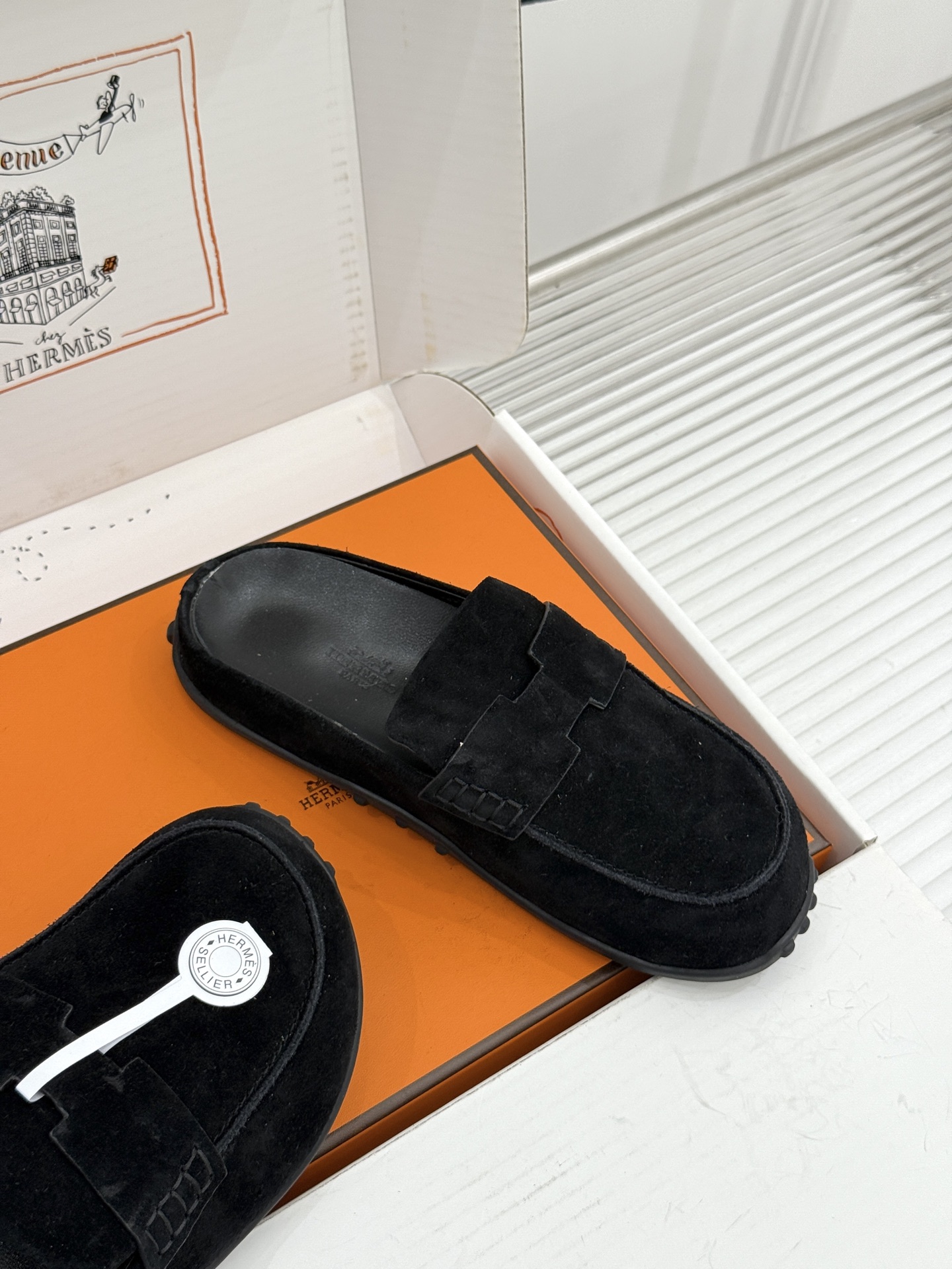 (配原版飞机盒) Hermès/爱马仕25WF新品 包头H半拖鞋勃肯鞋乐福鞋 厚底勃肯版型重塑经典。 麂皮小牛皮质感细腻 (配原版飞机盒) Hermès/爱马仕25WF新品 包头H半拖鞋勃肯鞋乐福鞋 厚底勃肯版型重塑经典。 麂皮小牛皮质感细腻