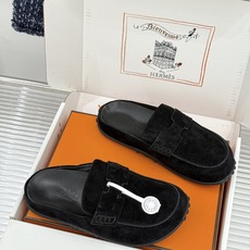 (配原版飞机盒) Hermès/爱马仕25WF新品 包头H半拖鞋勃肯鞋乐福鞋 厚底勃肯版型重塑经典。 麂皮小牛皮质感细腻 (配原版飞机盒) Hermès/爱马仕25WF新品 包头H半拖鞋勃肯鞋乐福鞋 厚底勃肯版型重塑经典。 麂皮小牛皮质感细腻