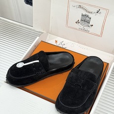 (配原版飞机盒) Hermès/爱马仕25WF新品 包头H半拖鞋勃肯鞋乐福鞋 厚底勃肯版型重塑经典。 麂皮小牛皮质感细腻 (配原版飞机盒) Hermès/爱马仕25WF新品 包头H半拖鞋勃肯鞋乐福鞋 厚底勃肯版型重塑经典。 麂皮小牛皮质感细腻