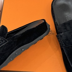 (配原版飞机盒) Hermès/爱马仕25WF新品 包头H半拖鞋勃肯鞋乐福鞋 厚底勃肯版型重塑经典。 麂皮小牛皮质感细腻 (配原版飞机盒) Hermès/爱马仕25WF新品 包头H半拖鞋勃肯鞋乐福鞋 厚底勃肯版型重塑经典。 麂皮小牛皮质感细腻