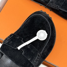 (配原版飞机盒) Hermès/爱马仕25WF新品 包头H半拖鞋勃肯鞋乐福鞋 厚底勃肯版型重塑经典。 麂皮小牛皮质感细腻 (配原版飞机盒) Hermès/爱马仕25WF新品 包头H半拖鞋勃肯鞋乐福鞋 厚底勃肯版型重塑经典。 麂皮小牛皮质感细腻