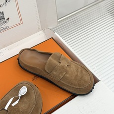 (配原版飞机盒) Hermès/爱马仕25WF新品 包头H半拖鞋勃肯鞋乐福鞋 厚底勃肯版型重塑经典。 麂皮小牛皮质感细腻 (配原版飞机盒) Hermès/爱马仕25WF新品 包头H半拖鞋勃肯鞋乐福鞋 厚底勃肯版型重塑经典。 麂皮小牛皮质感细腻