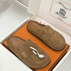 (配原版飞机盒) Hermès/爱马仕25WF新品 包头H半拖鞋勃肯鞋乐福鞋 厚底勃肯版型重塑经典。 麂皮小牛皮质感细腻 (配原版飞机盒) Hermès/爱马仕25WF新品 包头H半拖鞋勃肯鞋乐福鞋 厚底勃肯版型重塑经典。 麂皮小牛皮质感细腻