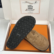 (配原版飞机盒) Hermès/爱马仕25WF新品 包头H半拖鞋勃肯鞋乐福鞋 厚底勃肯版型重塑经典。 麂皮小牛皮质感细腻 (配原版飞机盒) Hermès/爱马仕25WF新品 包头H半拖鞋勃肯鞋乐福鞋 厚底勃肯版型重塑经典。 麂皮小牛皮质感细腻