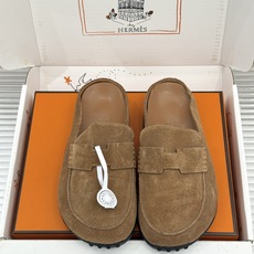 (配原版飞机盒) Hermès/爱马仕25WF新品 包头H半拖鞋勃肯鞋乐福鞋 厚底勃肯版型重塑经典。 麂皮小牛皮质感细腻 (配原版飞机盒) Hermès/爱马仕25WF新品 包头H半拖鞋勃肯鞋乐福鞋 厚底勃肯版型重塑经典。 麂皮小牛皮质感细腻