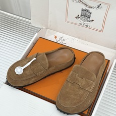 (配原版飞机盒) Hermès/爱马仕25WF新品 包头H半拖鞋勃肯鞋乐福鞋 厚底勃肯版型重塑经典。 麂皮小牛皮质感细腻 (配原版飞机盒) Hermès/爱马仕25WF新品 包头H半拖鞋勃肯鞋乐福鞋 厚底勃肯版型重塑经典。 麂皮小牛皮质感细腻