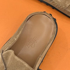 (配原版飞机盒) Hermès/爱马仕25WF新品 包头H半拖鞋勃肯鞋乐福鞋 厚底勃肯版型重塑经典。 麂皮小牛皮质感细腻 (配原版飞机盒) Hermès/爱马仕25WF新品 包头H半拖鞋勃肯鞋乐福鞋 厚底勃肯版型重塑经典。 麂皮小牛皮质感细腻