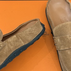 (配原版飞机盒) Hermès/爱马仕25WF新品 包头H半拖鞋勃肯鞋乐福鞋 厚底勃肯版型重塑经典。 麂皮小牛皮质感细腻 (配原版飞机盒) Hermès/爱马仕25WF新品 包头H半拖鞋勃肯鞋乐福鞋 厚底勃肯版型重塑经典。 麂皮小牛皮质感细腻